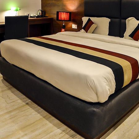 Oyo 1358 Hotel Crossroad לקנאו מראה חיצוני תמונה