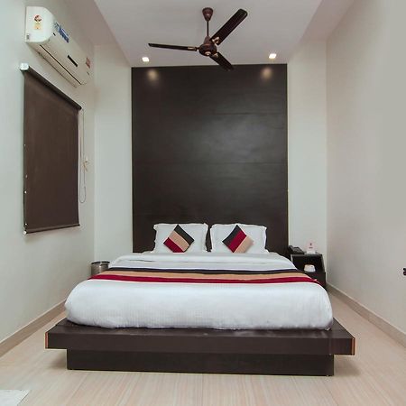Oyo 1358 Hotel Crossroad לקנאו מראה חיצוני תמונה