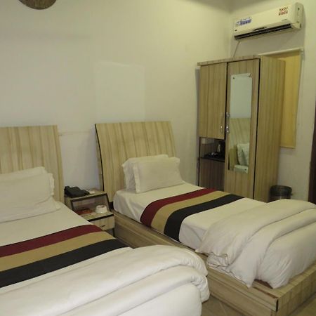 Oyo 1358 Hotel Crossroad לקנאו מראה חיצוני תמונה