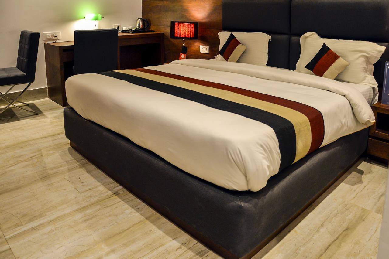 Oyo 1358 Hotel Crossroad לקנאו מראה חיצוני תמונה