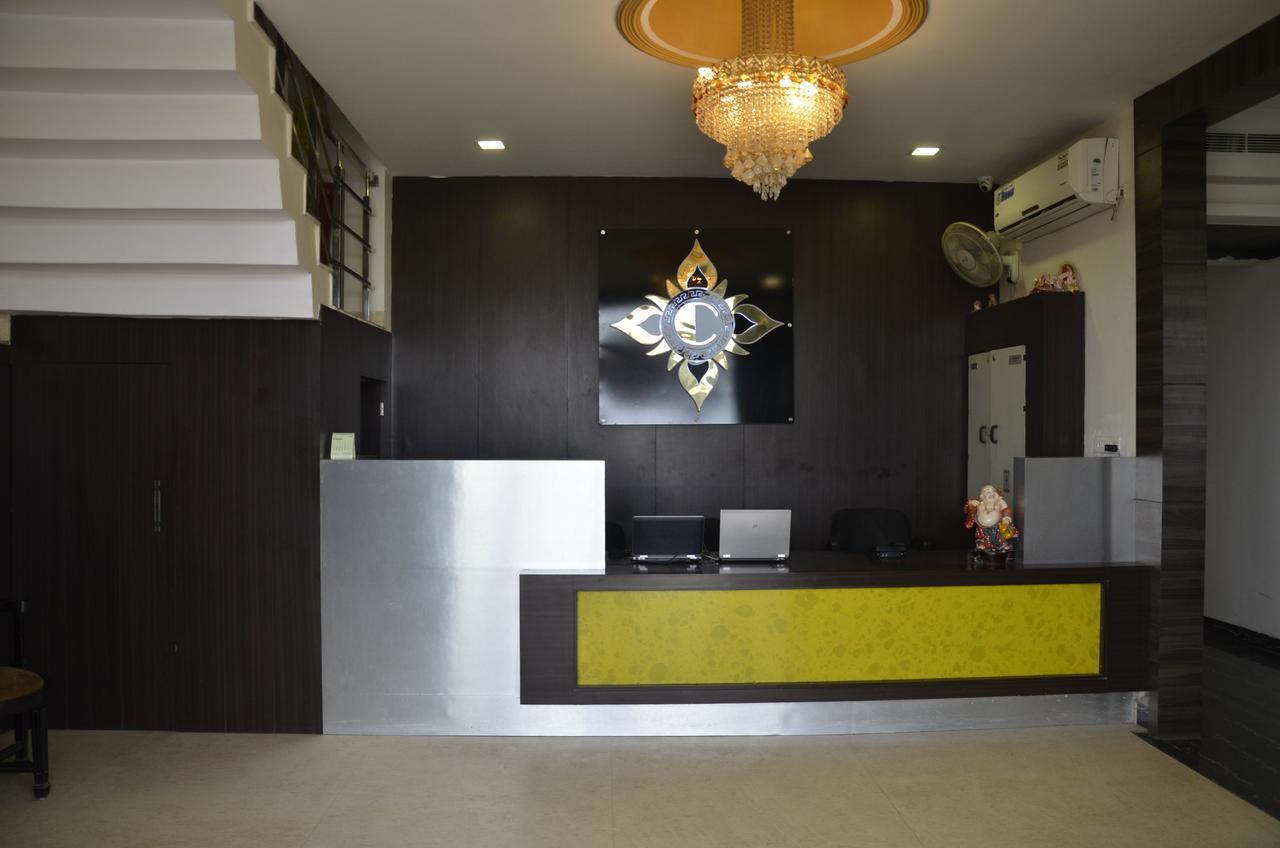 Oyo 1358 Hotel Crossroad לקנאו מראה חיצוני תמונה