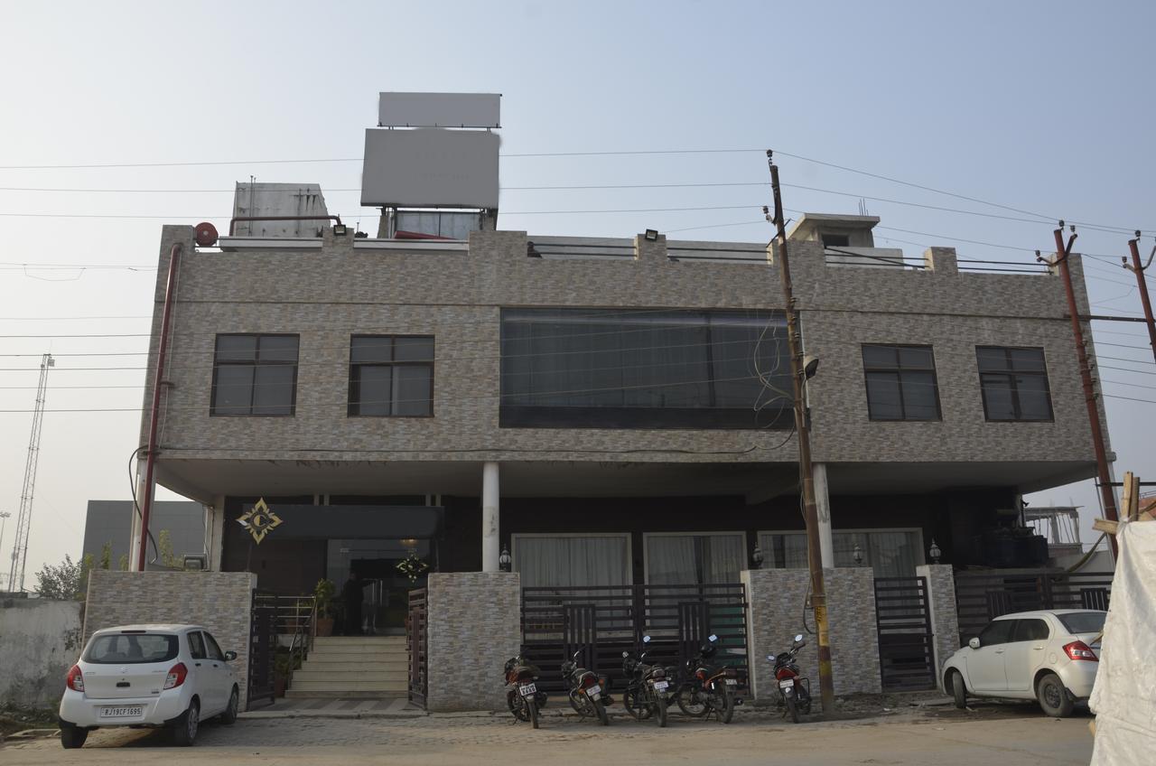 Oyo 1358 Hotel Crossroad לקנאו מראה חיצוני תמונה