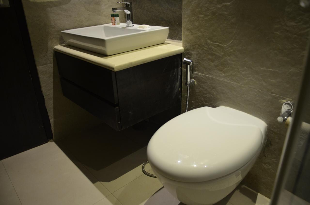 Oyo 1358 Hotel Crossroad לקנאו מראה חיצוני תמונה