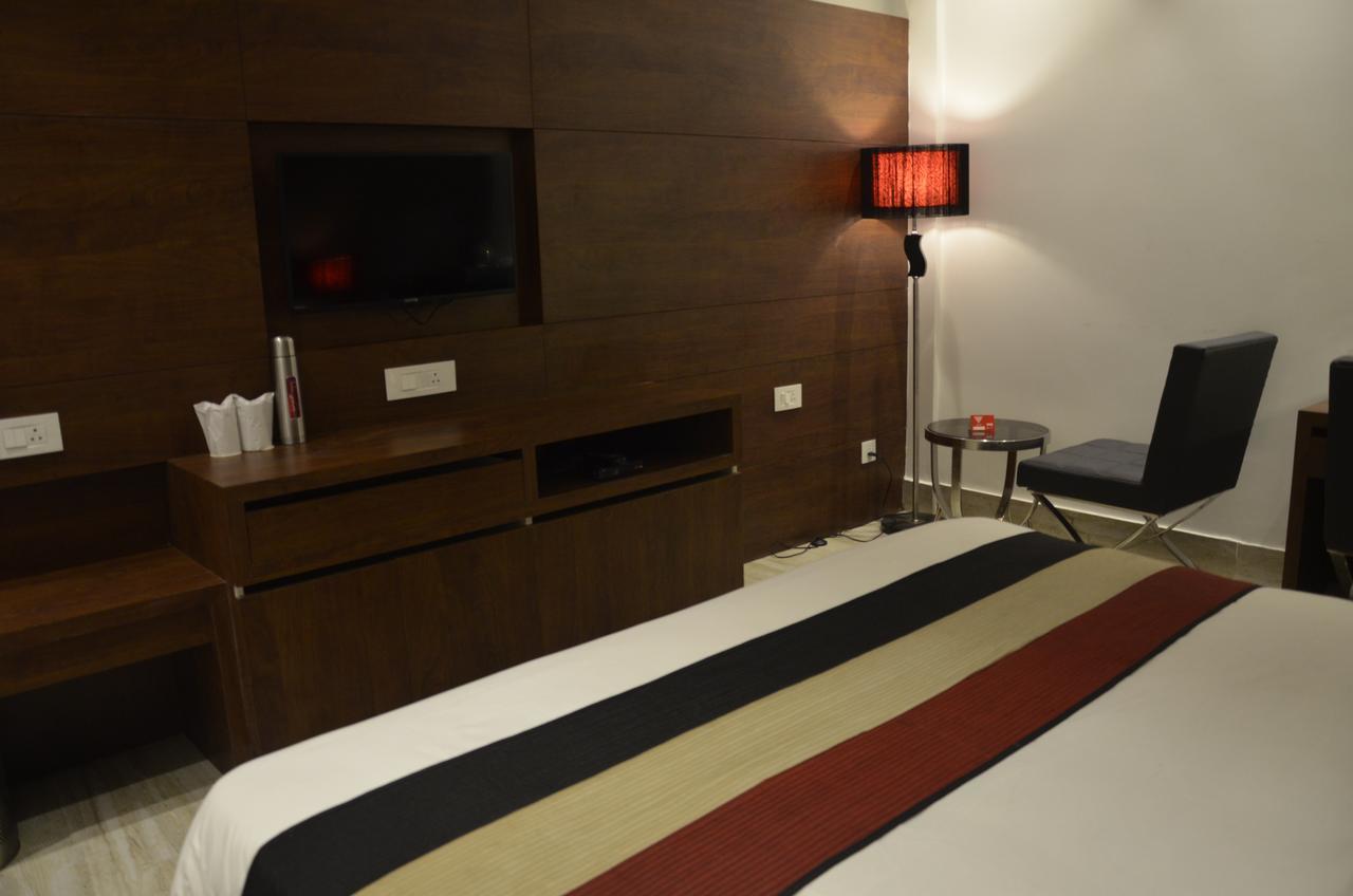 Oyo 1358 Hotel Crossroad לקנאו מראה חיצוני תמונה