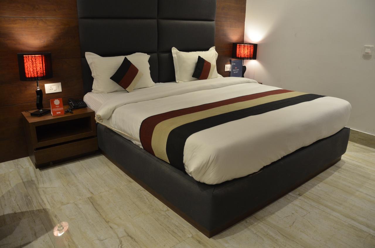 Oyo 1358 Hotel Crossroad לקנאו מראה חיצוני תמונה