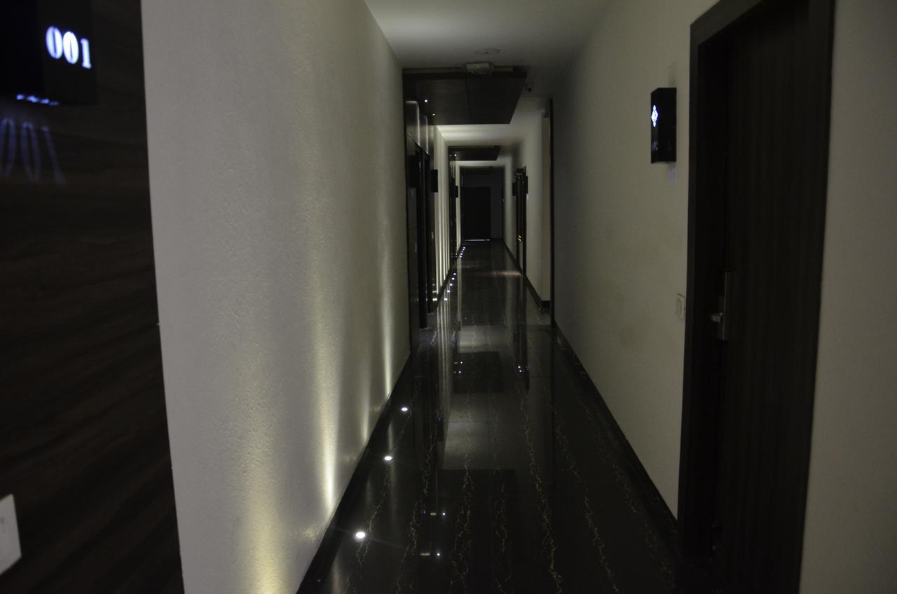Oyo 1358 Hotel Crossroad לקנאו מראה חיצוני תמונה
