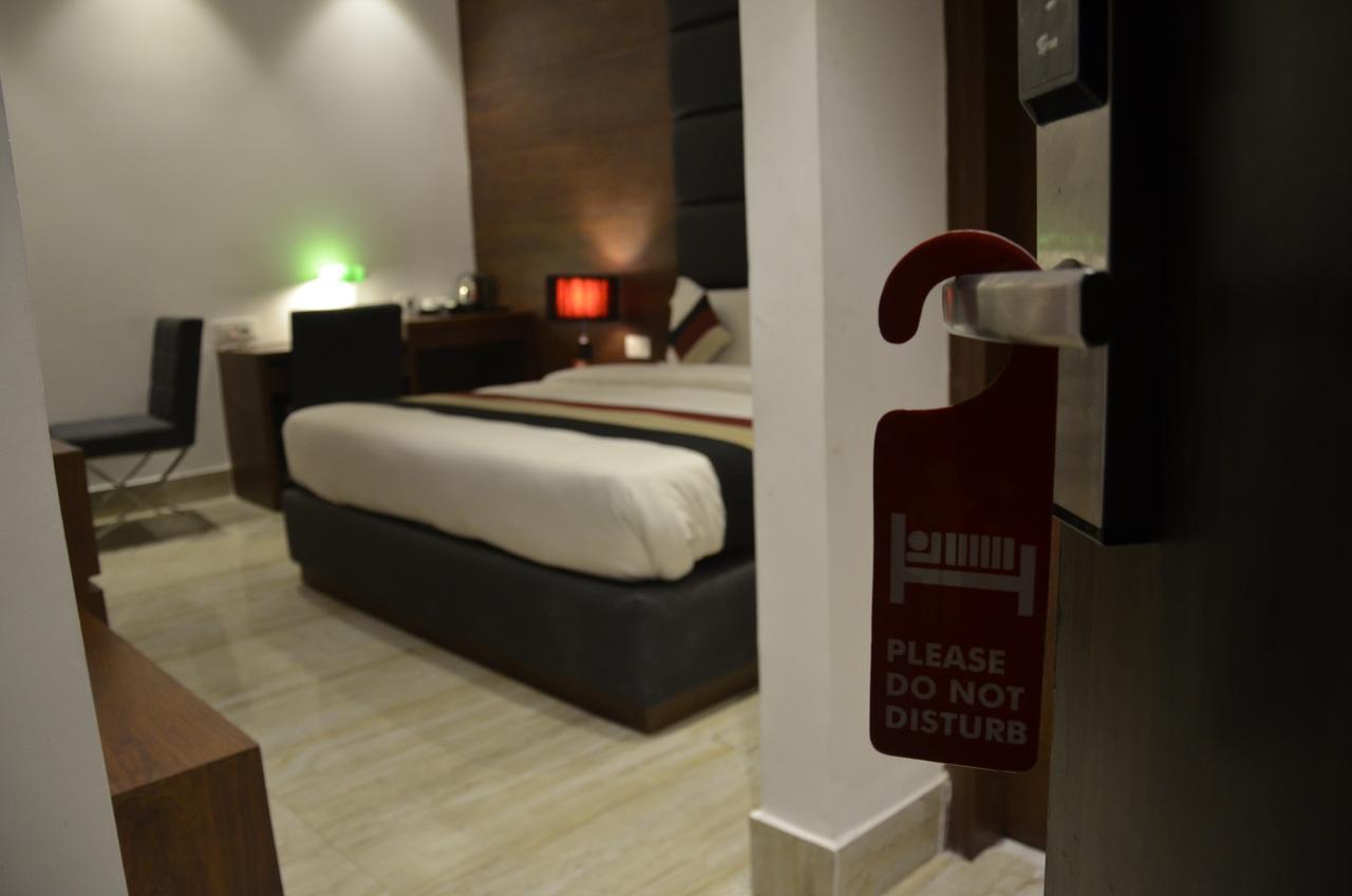 Oyo 1358 Hotel Crossroad לקנאו מראה חיצוני תמונה
