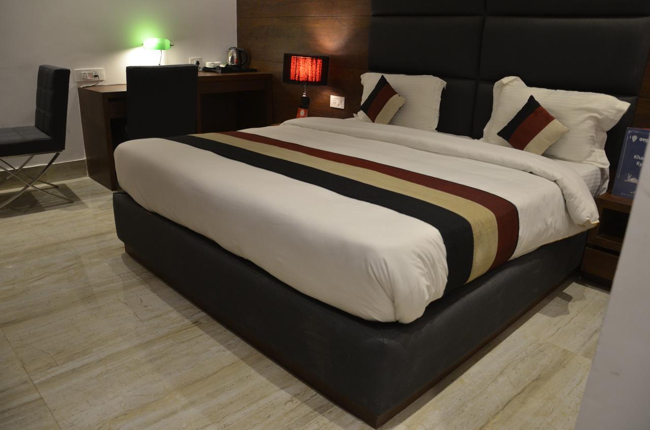 Oyo 1358 Hotel Crossroad לקנאו מראה חיצוני תמונה
