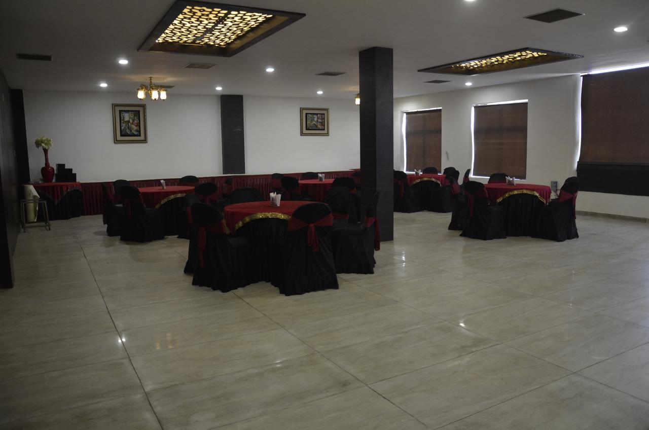 Oyo 1358 Hotel Crossroad לקנאו מראה חיצוני תמונה
