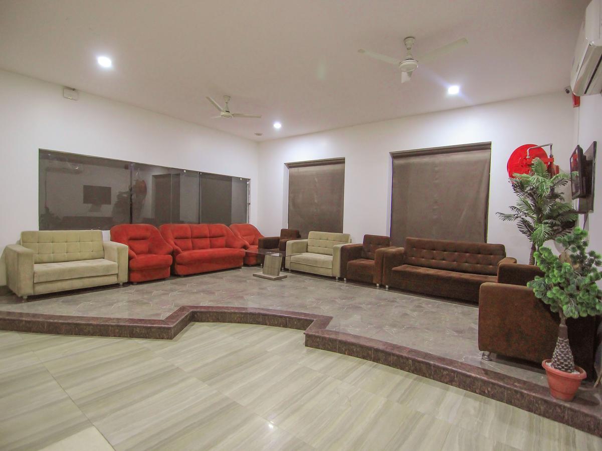 Oyo 1358 Hotel Crossroad לקנאו מראה חיצוני תמונה