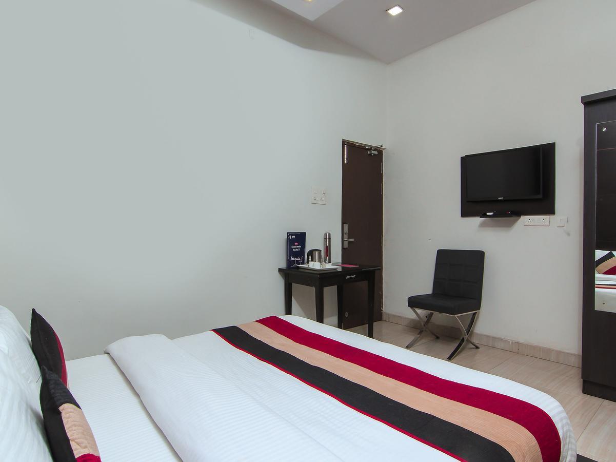 Oyo 1358 Hotel Crossroad לקנאו מראה חיצוני תמונה