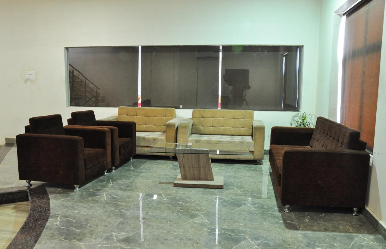 Oyo 1358 Hotel Crossroad לקנאו מראה חיצוני תמונה