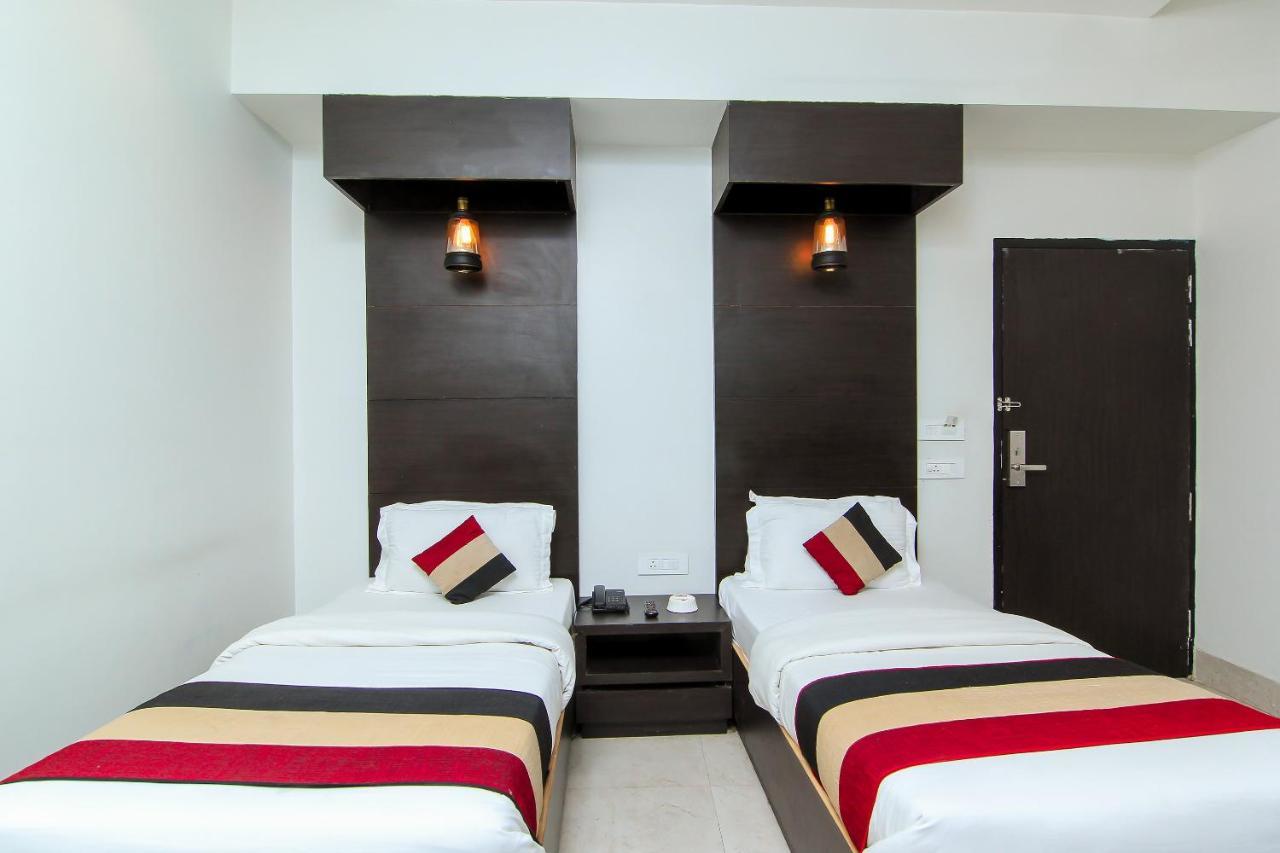 Oyo 1358 Hotel Crossroad לקנאו מראה חיצוני תמונה