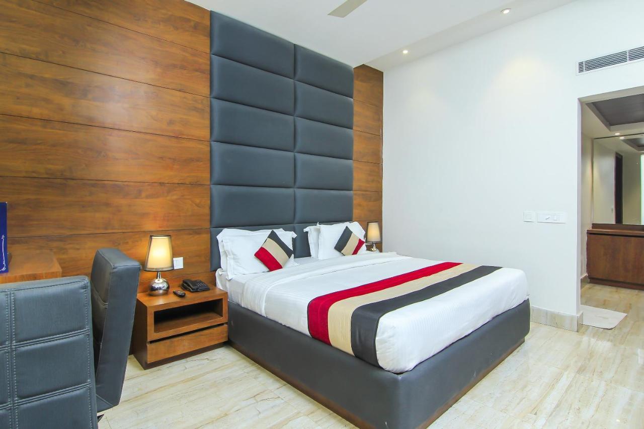 Oyo 1358 Hotel Crossroad לקנאו מראה חיצוני תמונה
