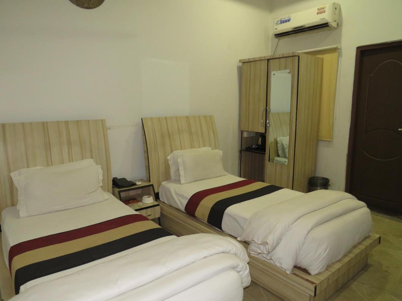 Oyo 1358 Hotel Crossroad לקנאו מראה חיצוני תמונה