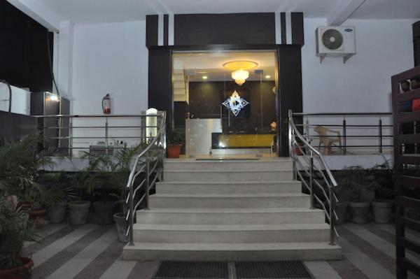 Oyo 1358 Hotel Crossroad לקנאו מראה חיצוני תמונה