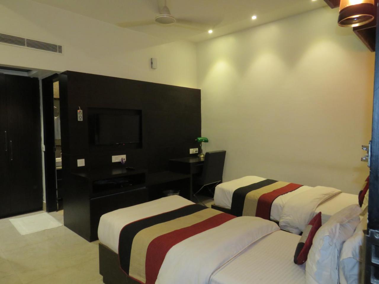 Oyo 1358 Hotel Crossroad לקנאו מראה חיצוני תמונה